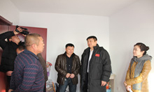 房地局領(lǐng)導(dǎo)視察辦理入住現(xiàn)場